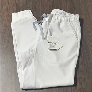 Figs Men's Tansen Jogger Scrub Pants White Joggers NEW with tags